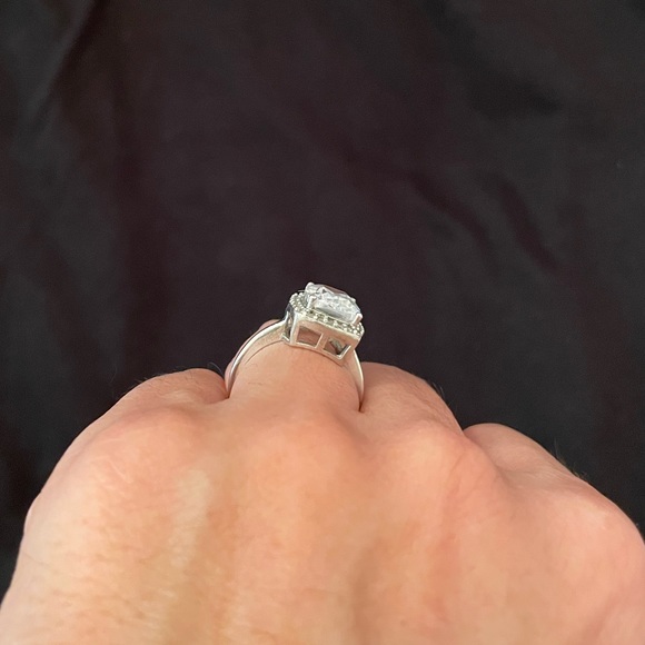 Beautiful large cubic zirconia ring - Picture 5 of 11
